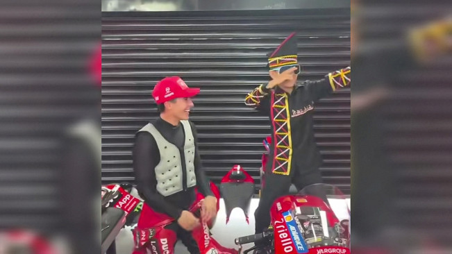 Aksi bocah Pacu Jalur bersama Marc Marquez. [Instagram]